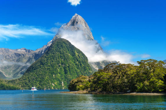Nya_Zeeland_Milford_Sound_Mitre_Peak_625x416_shutterstock_285098360