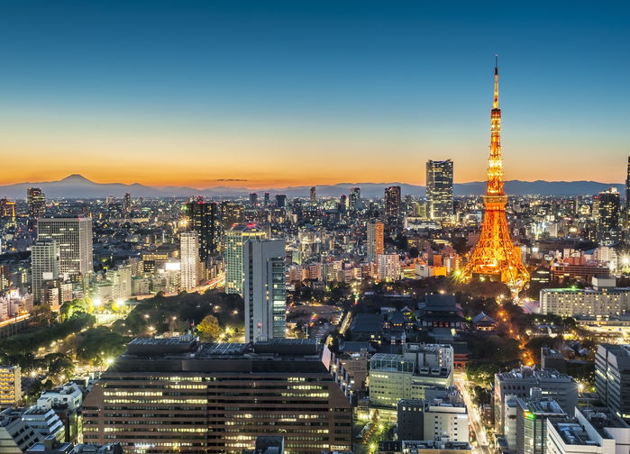 Tokyo by night med Tokyo Tower I bakgrunden.